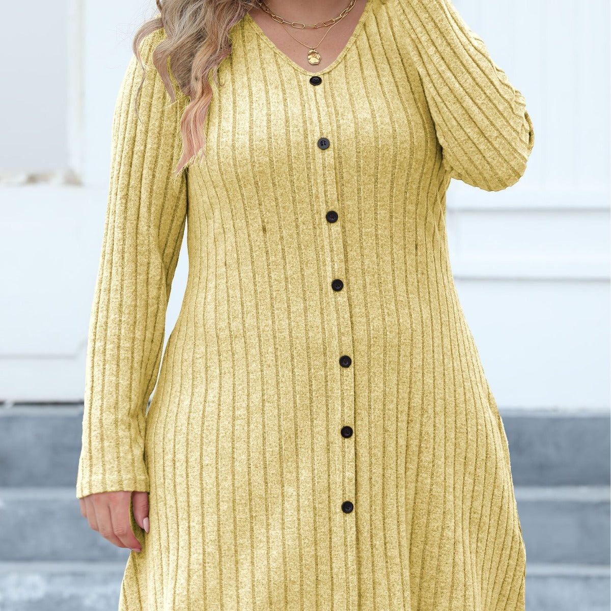Robe grande taille à boutons et rayures en V profondes