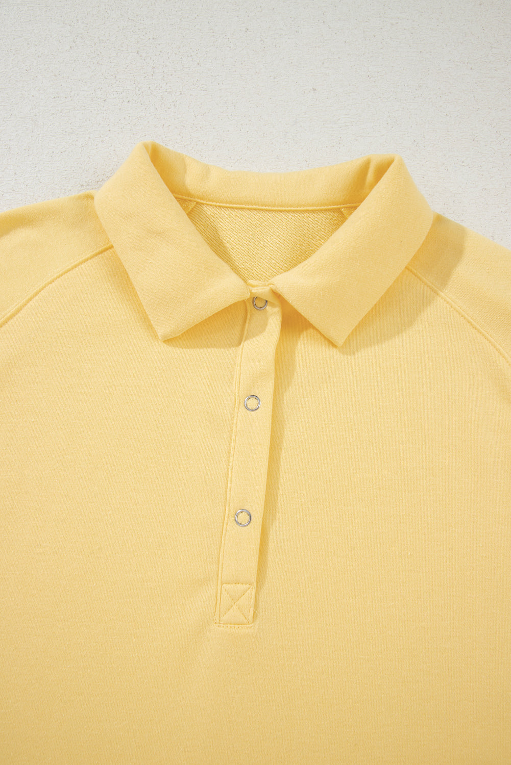 Pulloir à épaule à collier de bouton de crème jaune et shorts 2pcs tenue