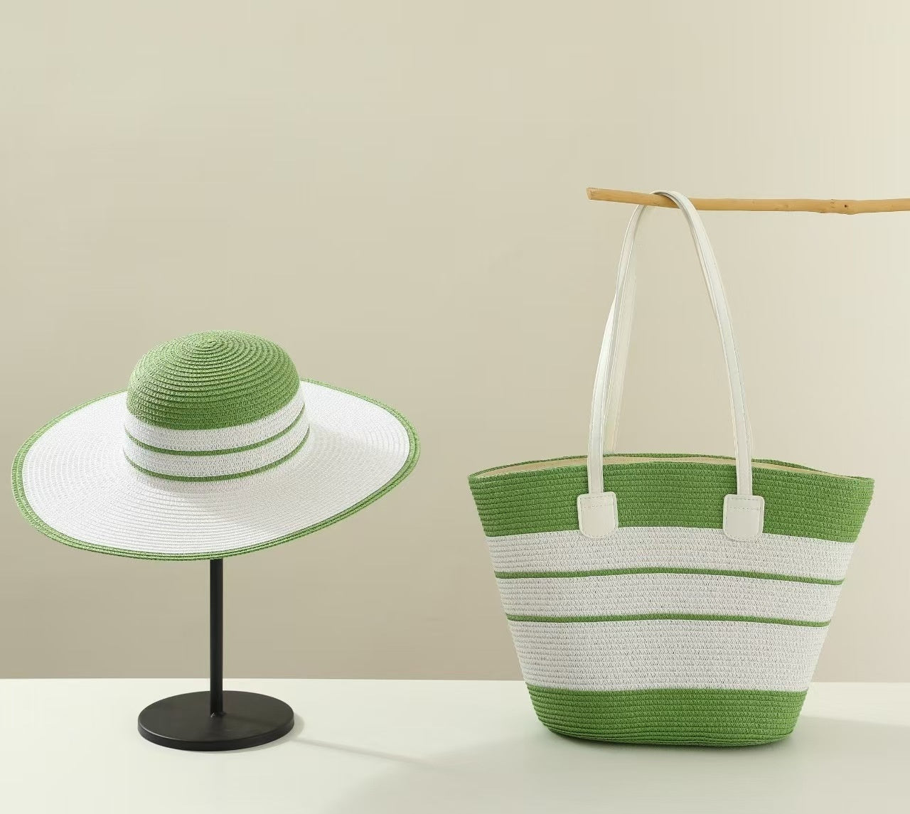 Ensemble de sacs et chapeau de paille pour vacances en bord de mer
