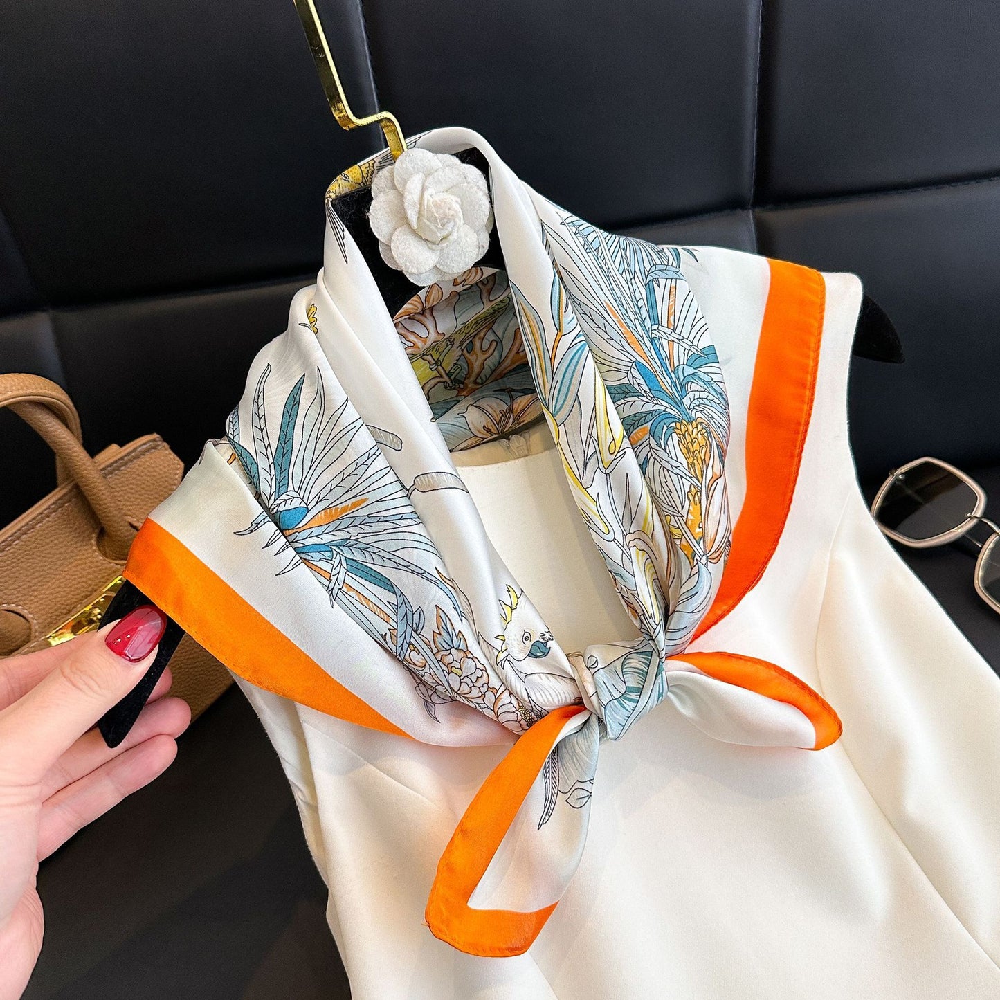 Serviette carrée fine en satin pour femme