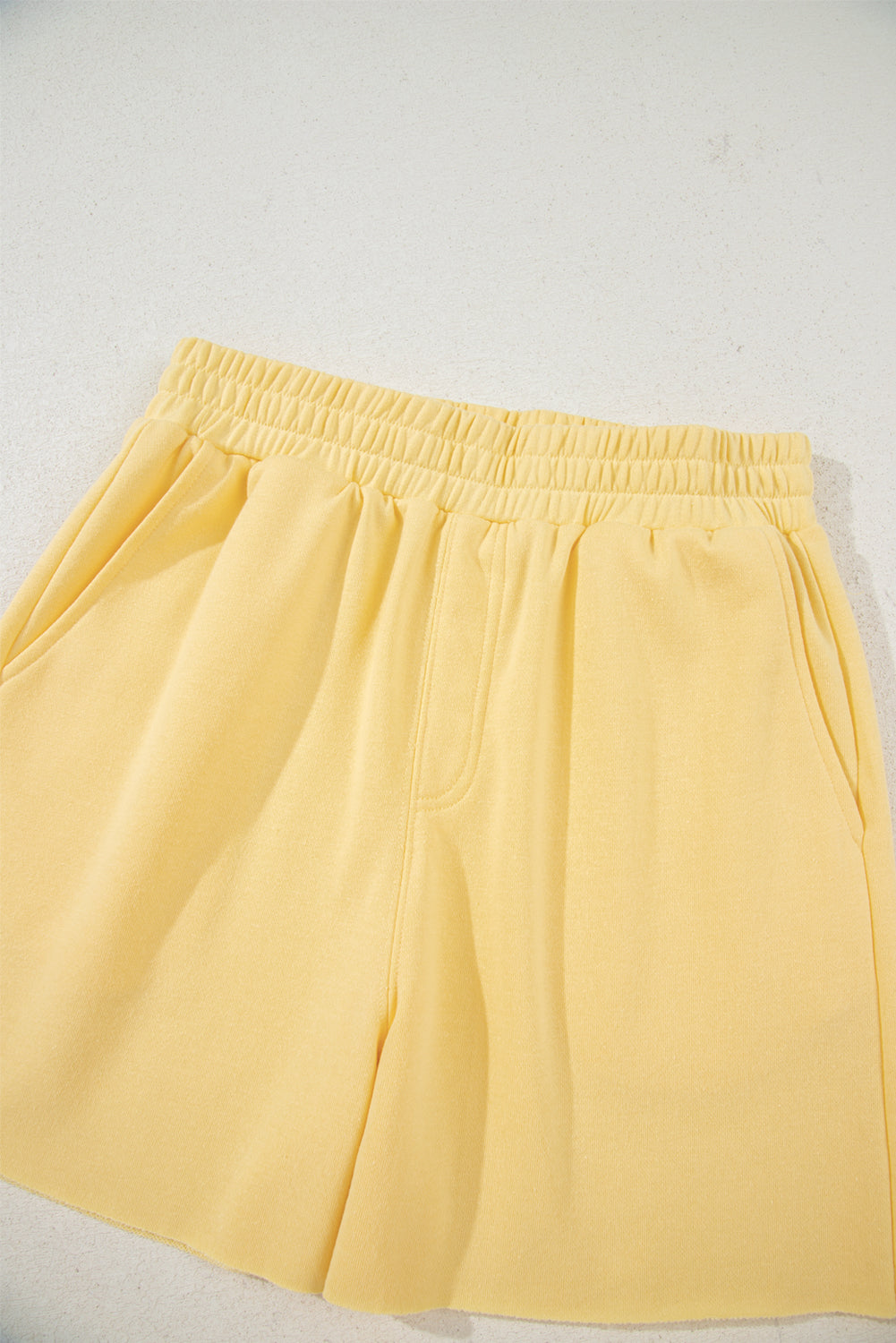 Pulloir à épaule à collier de bouton de crème jaune et shorts 2pcs tenue