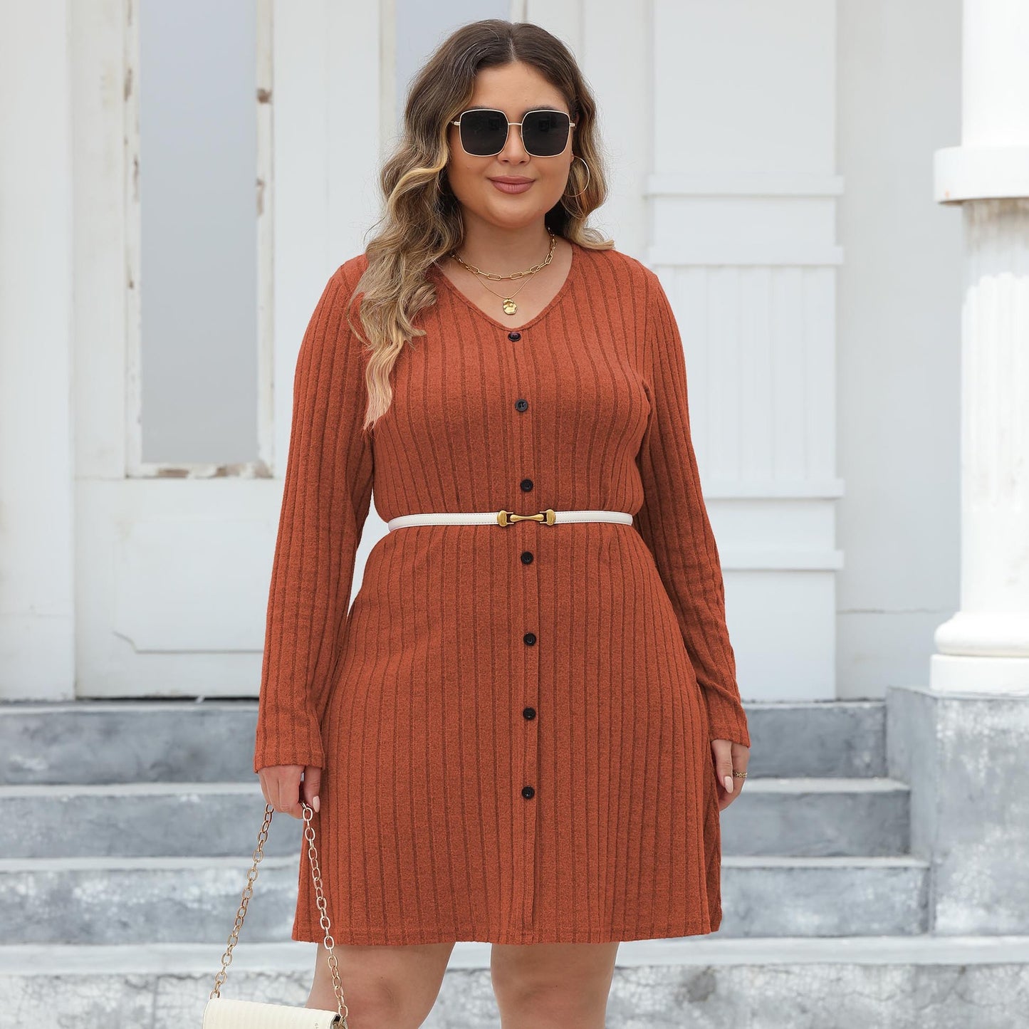 Robe grande taille à boutons et rayures en V profondes