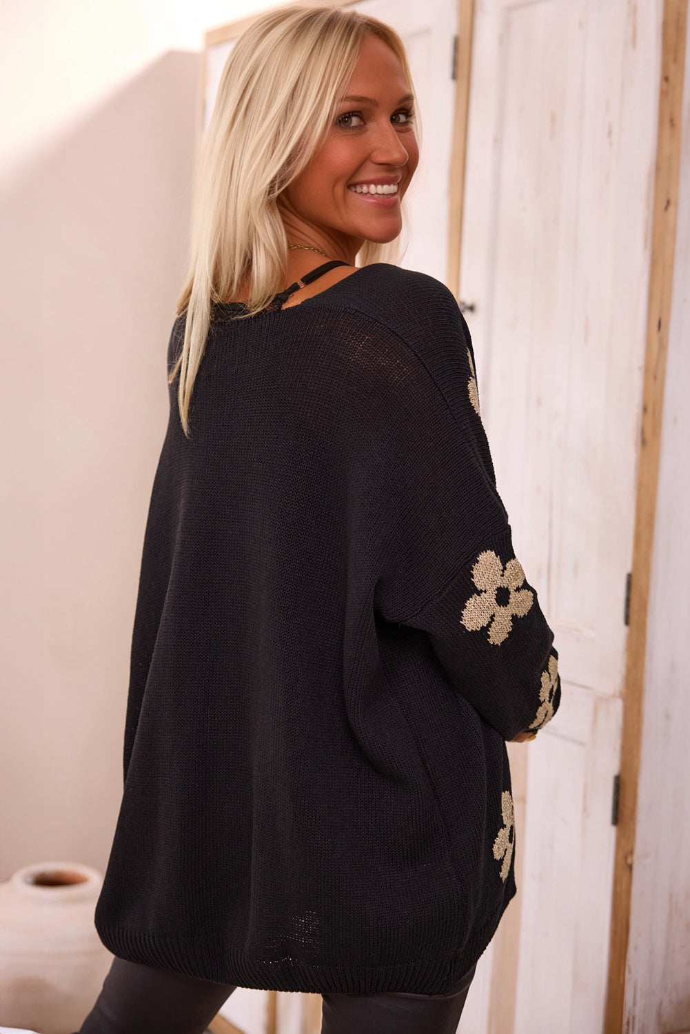 Cardigan ample tricoté noir à imprimé floral, ouvert sur le devant