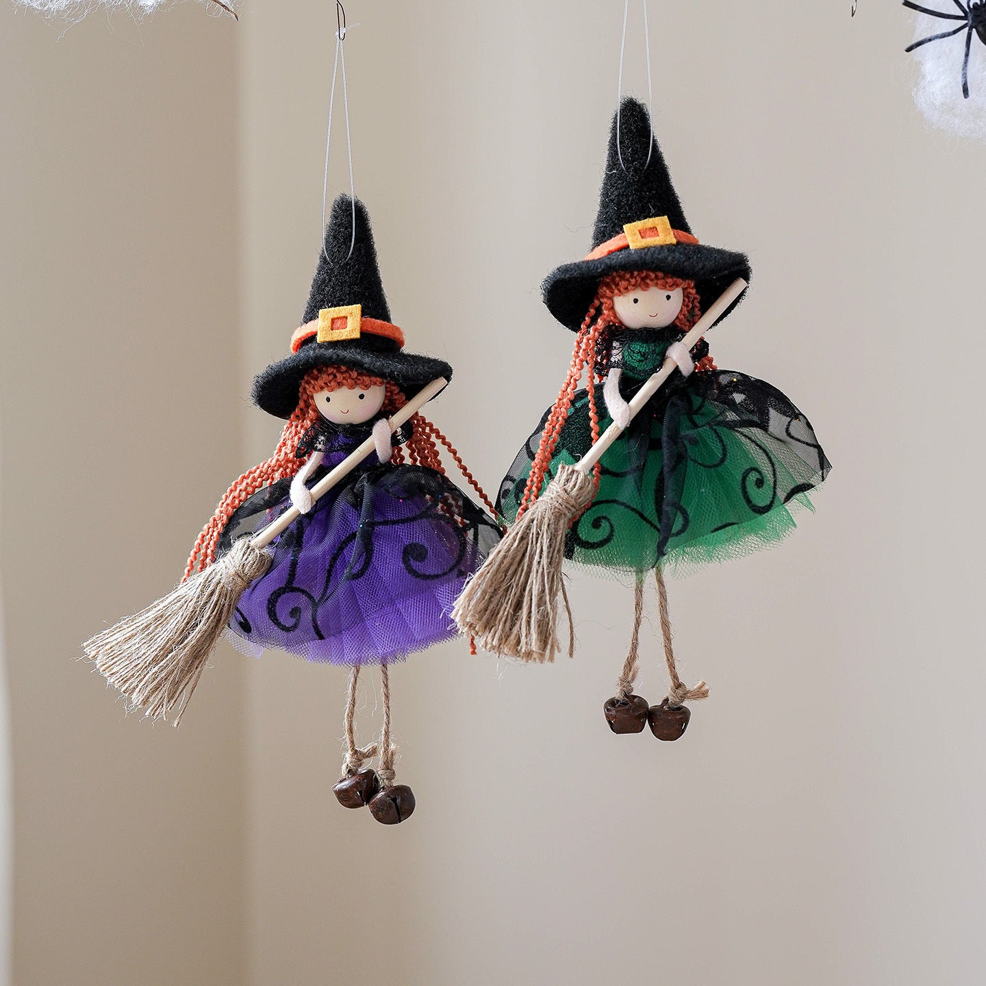Pendentif ange en forme de balai en maille pour Halloween
