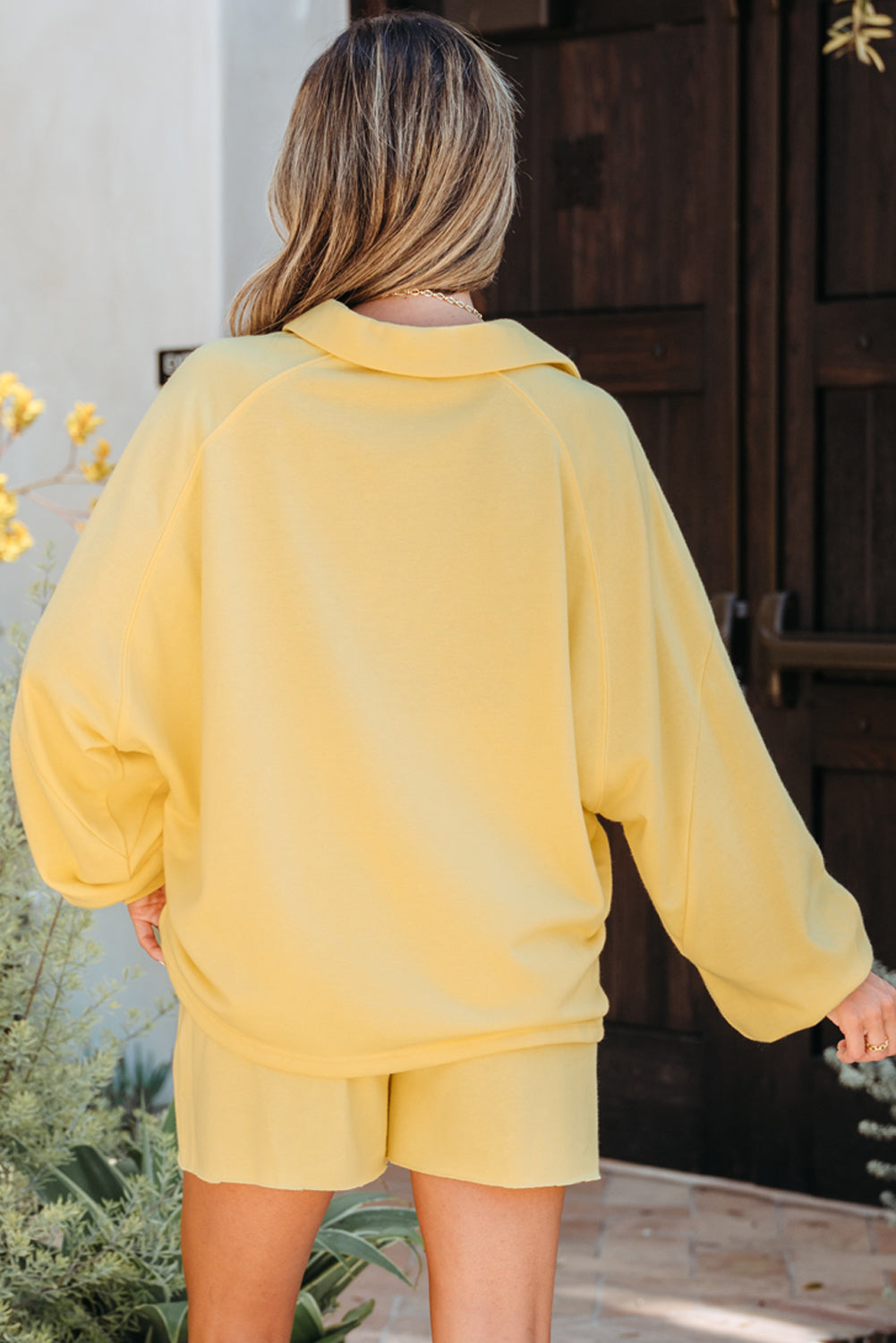Pulloir à épaule à collier de bouton de crème jaune et shorts 2pcs tenue