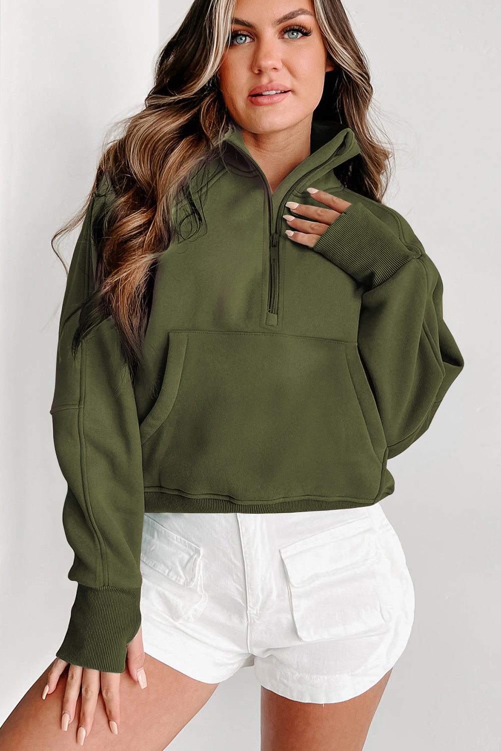 Sweat-shirt vert à manches avec trou pour les pouces et col montant zippé doublé en polaire
