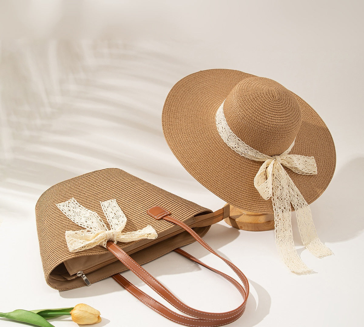 Ensemble de sacs et chapeau de paille pour vacances en bord de mer