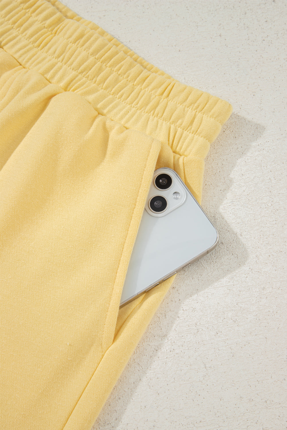 Pulloir à épaule à collier de bouton de crème jaune et shorts 2pcs tenue