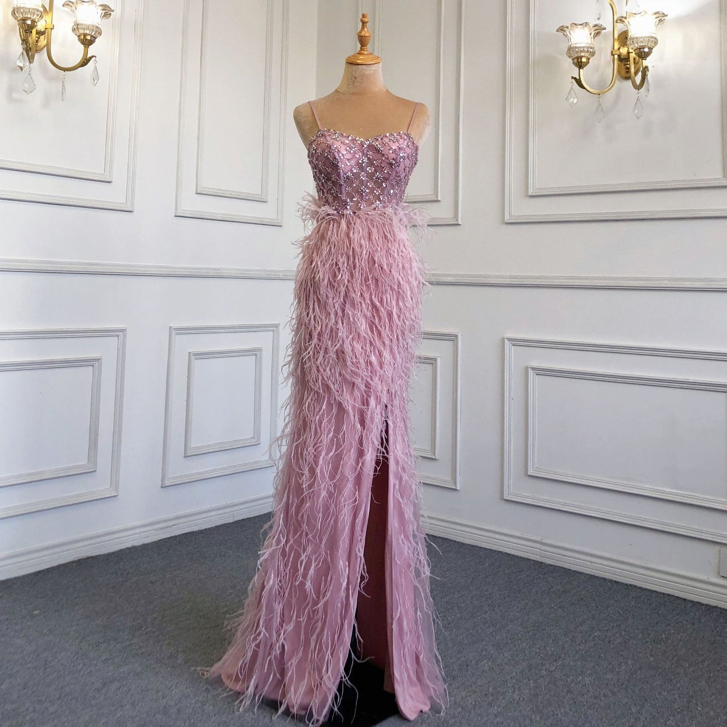 Robe de soirée à bretelles et plumes