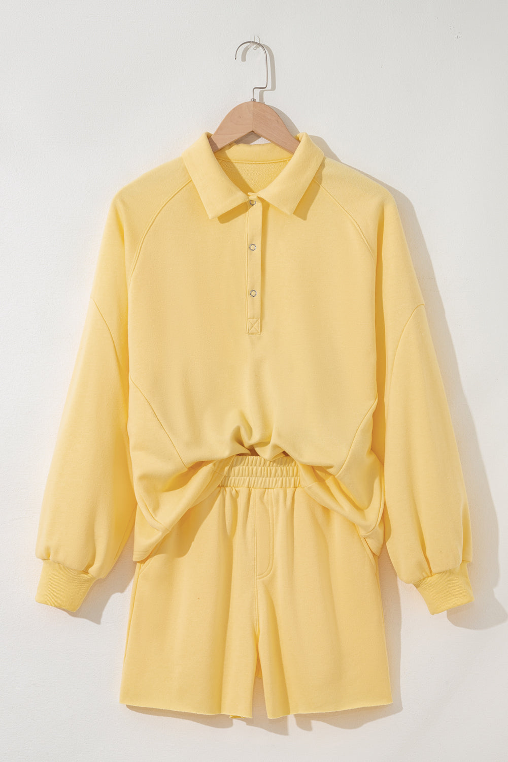 Pulloir à épaule à collier de bouton de crème jaune et shorts 2pcs tenue