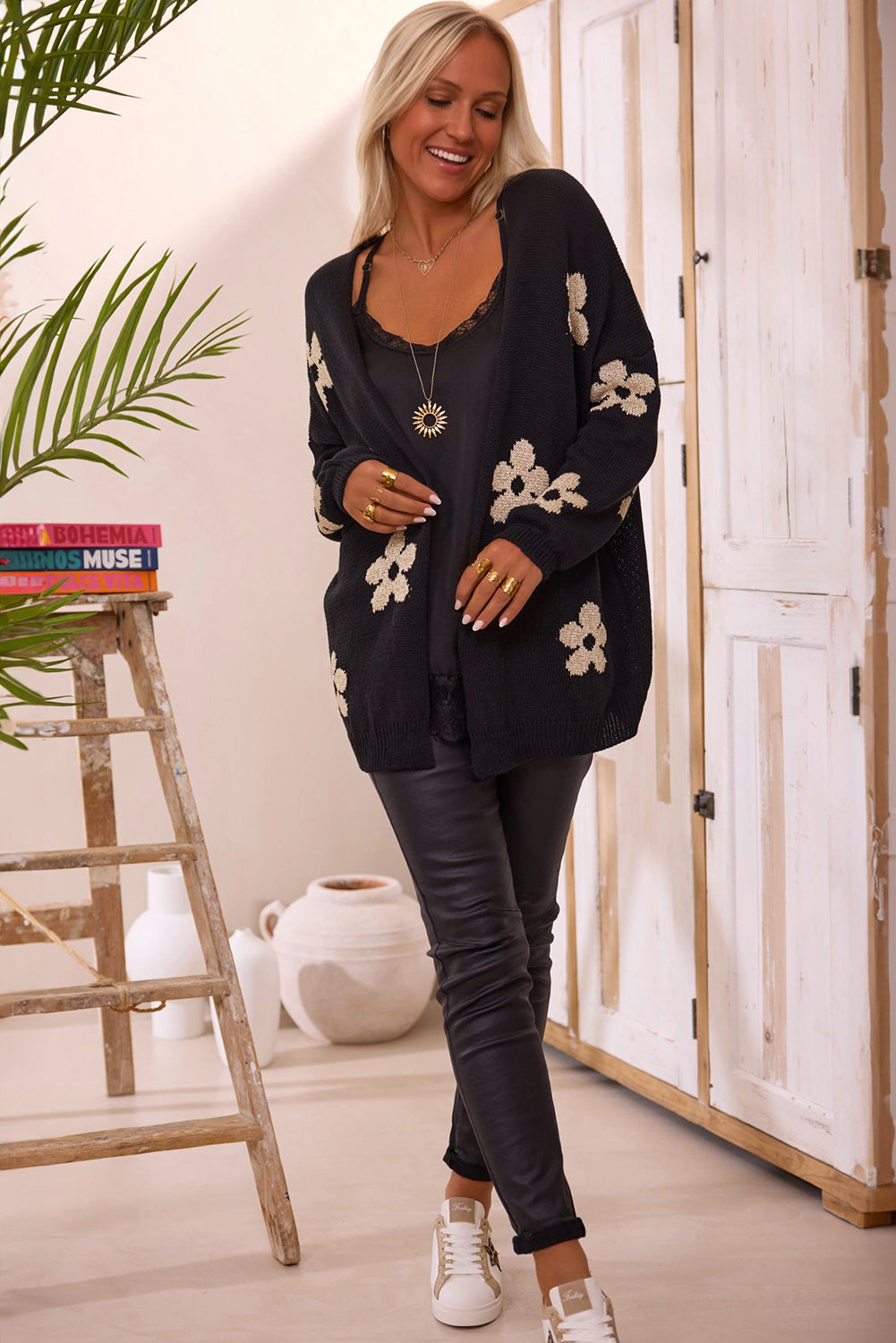 Cardigan ample tricoté noir à imprimé floral, ouvert sur le devant