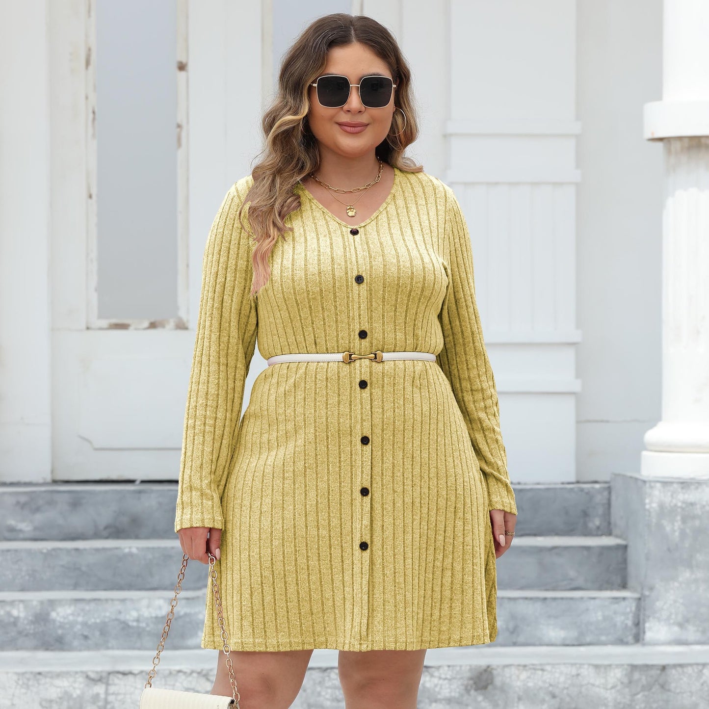Robe grande taille à boutons et rayures en V profondes