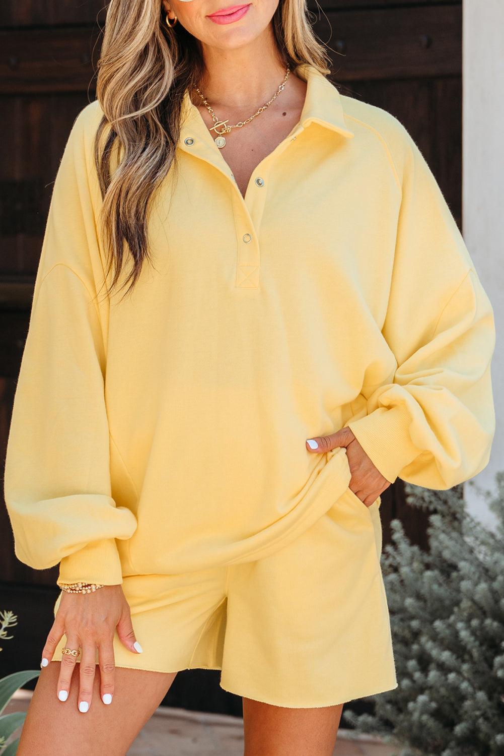 Pulloir à épaule à collier de bouton de crème jaune et shorts 2pcs tenue