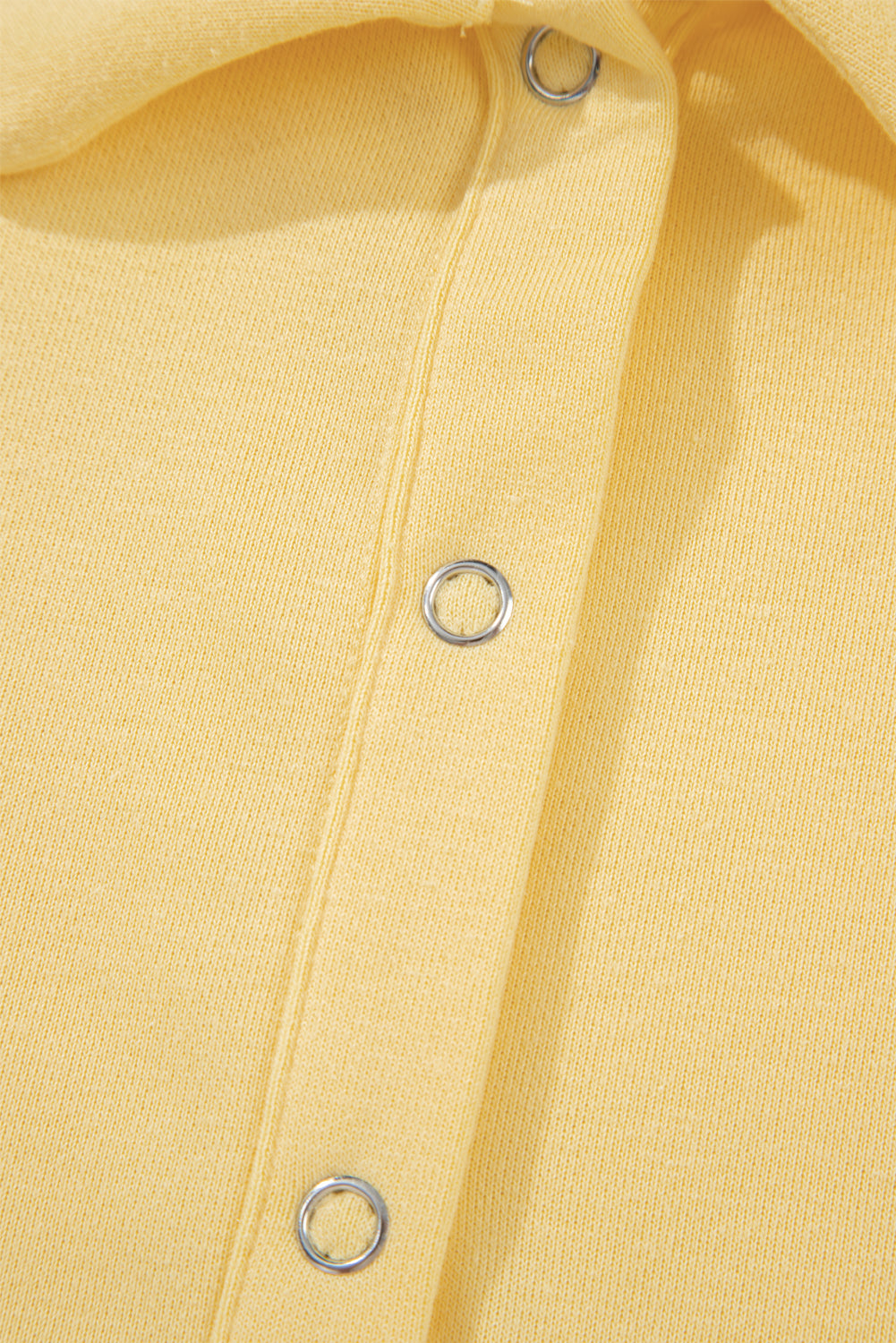 Pulloir à épaule à collier de bouton de crème jaune et shorts 2pcs tenue