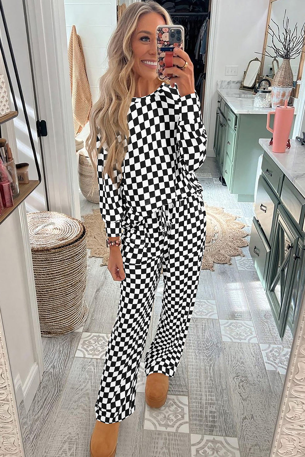 Ensemble de salon noir avec haut à manches longues et pantalon à carreaux