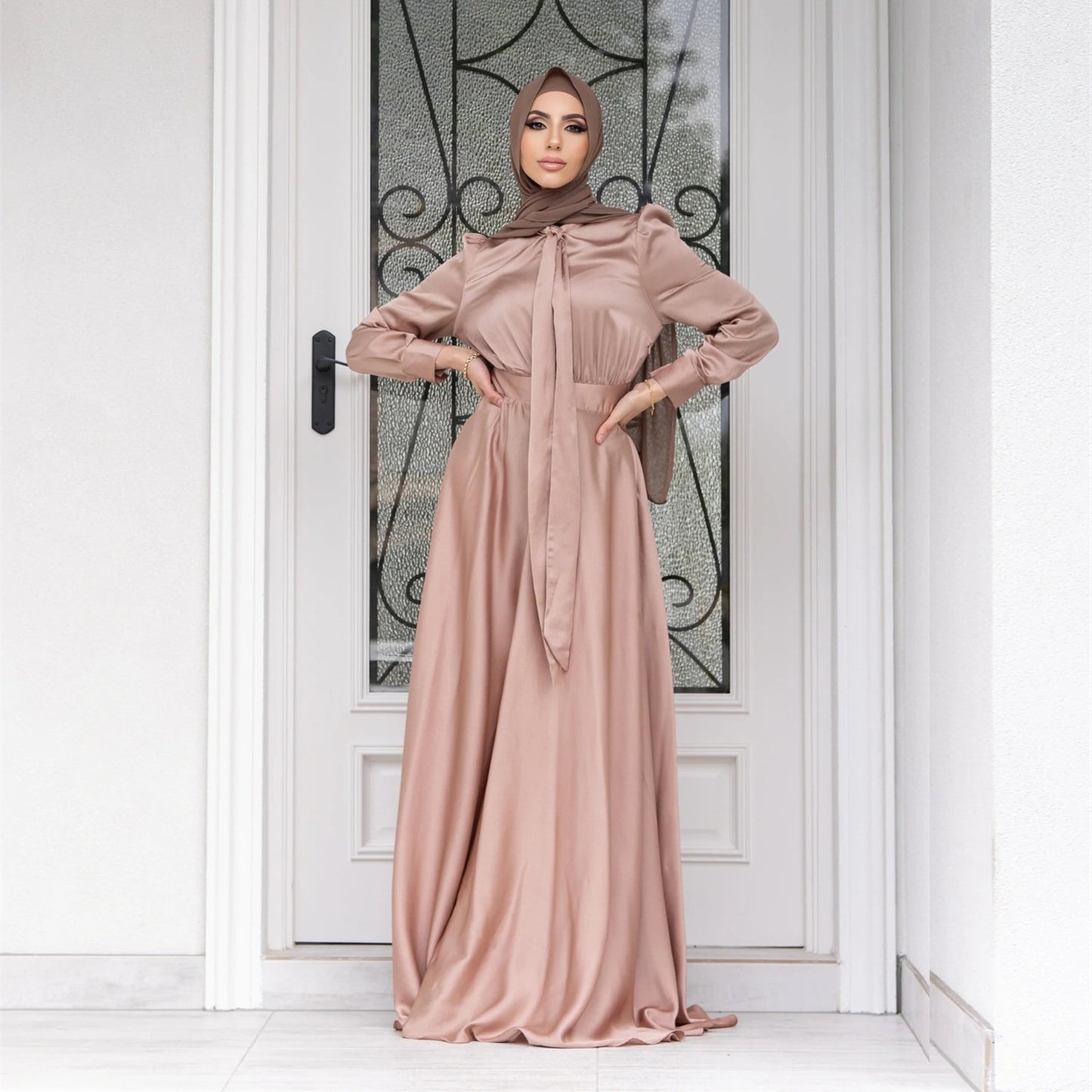Robe en satin à ourlet large et tendance
