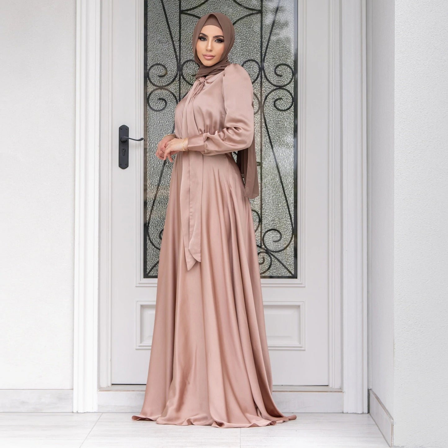 Robe en satin à ourlet large et tendance