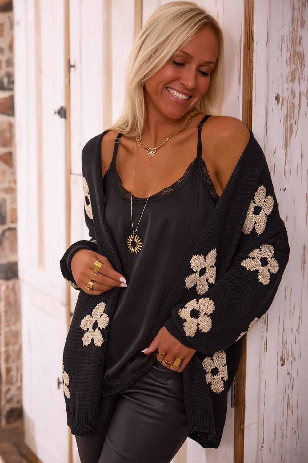Cardigan ample tricoté noir à imprimé floral, ouvert sur le devant