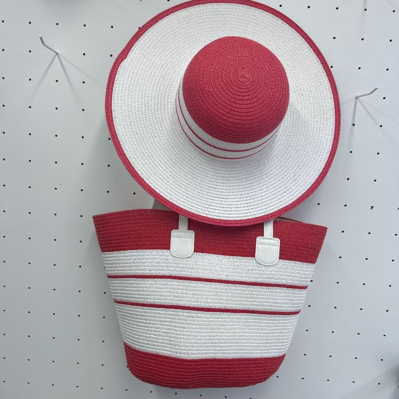 Ensemble de sacs et chapeau de paille pour vacances en bord de mer
