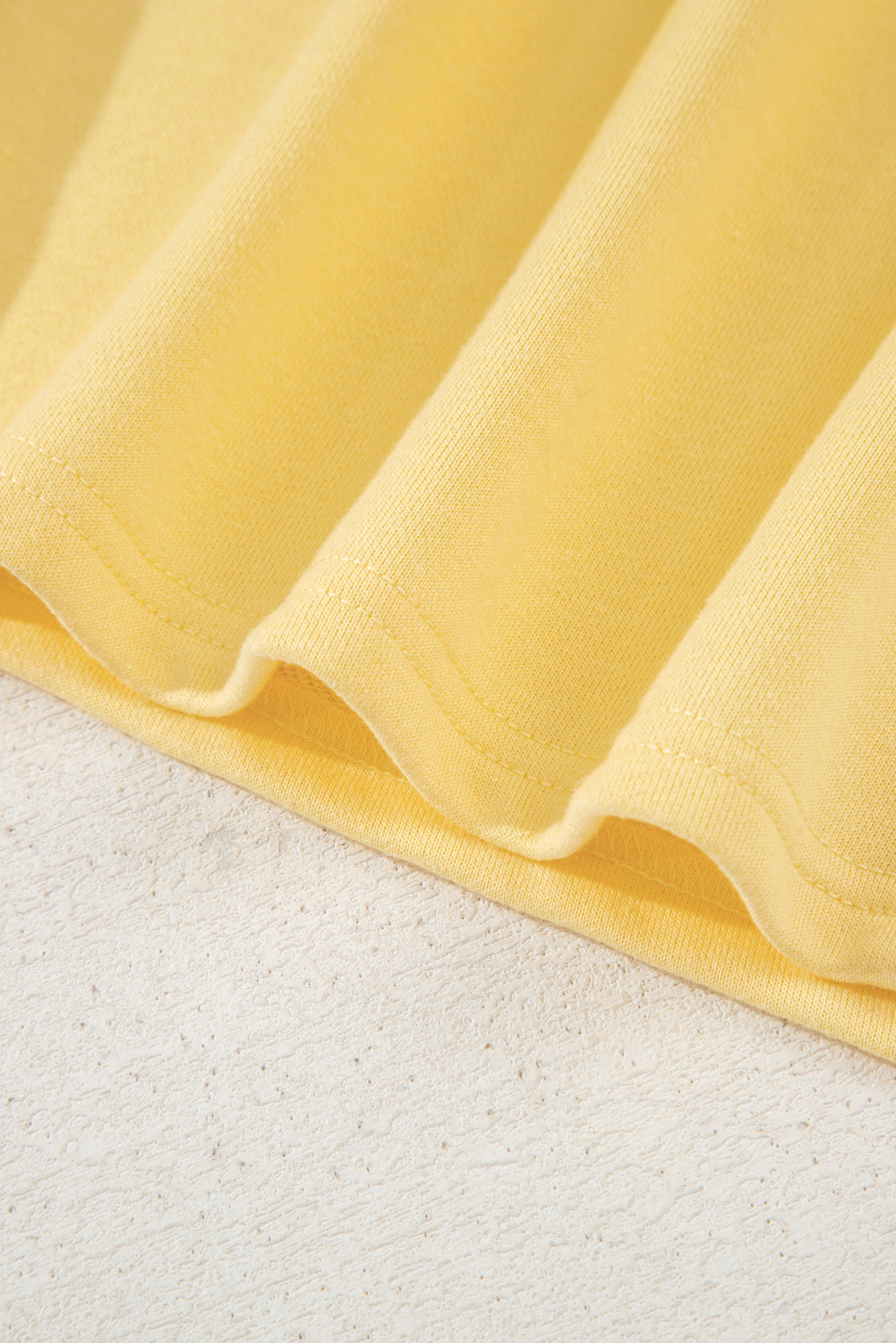 Pulloir à épaule à collier de bouton de crème jaune et shorts 2pcs tenue