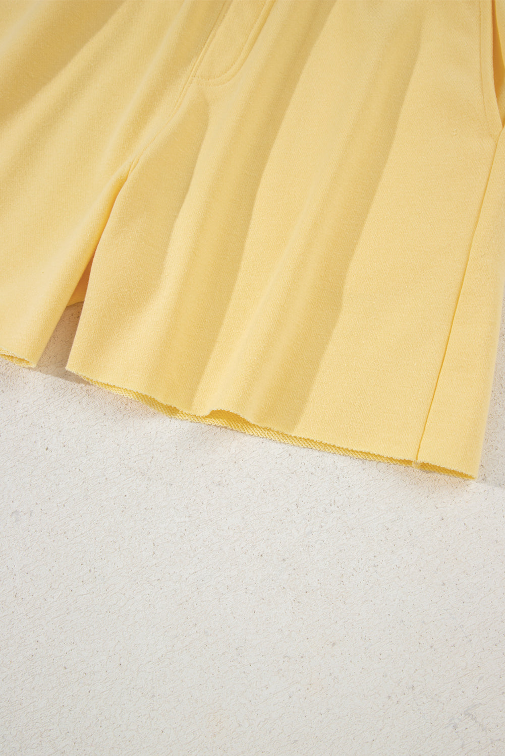 Pulloir à épaule à collier de bouton de crème jaune et shorts 2pcs tenue