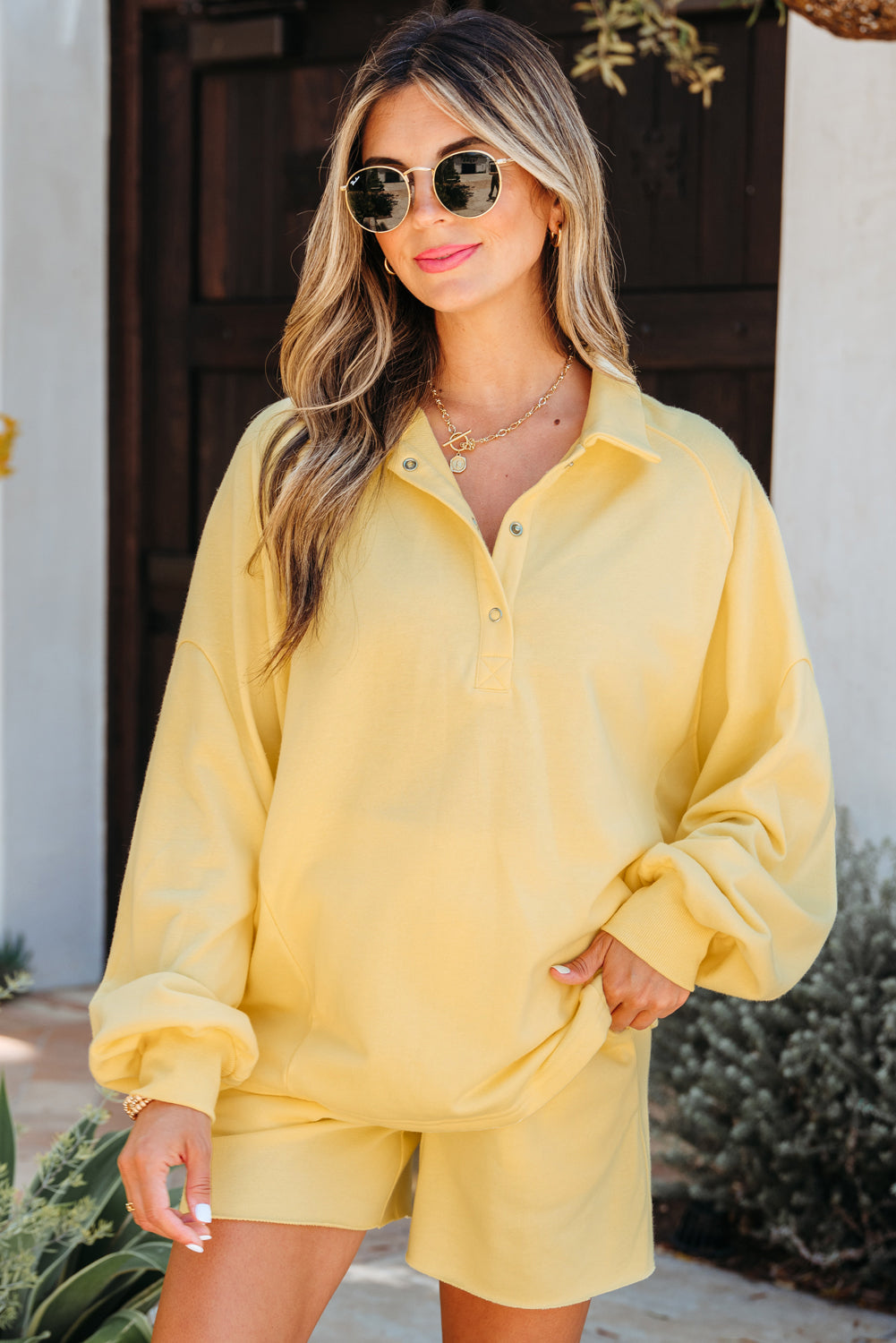Pulloir à épaule à collier de bouton de crème jaune et shorts 2pcs tenue