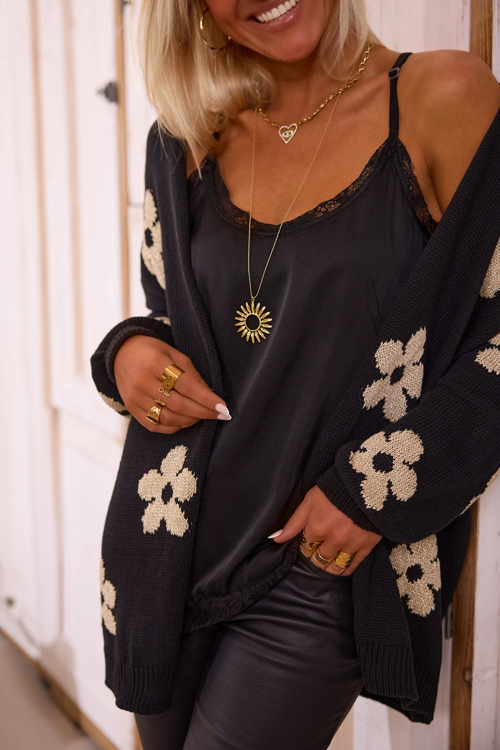 Cardigan ample tricoté noir à imprimé floral, ouvert sur le devant