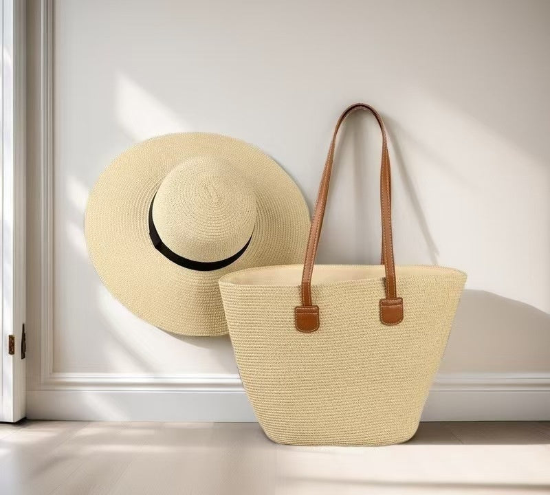 Ensemble de sacs et chapeau de paille pour vacances en bord de mer