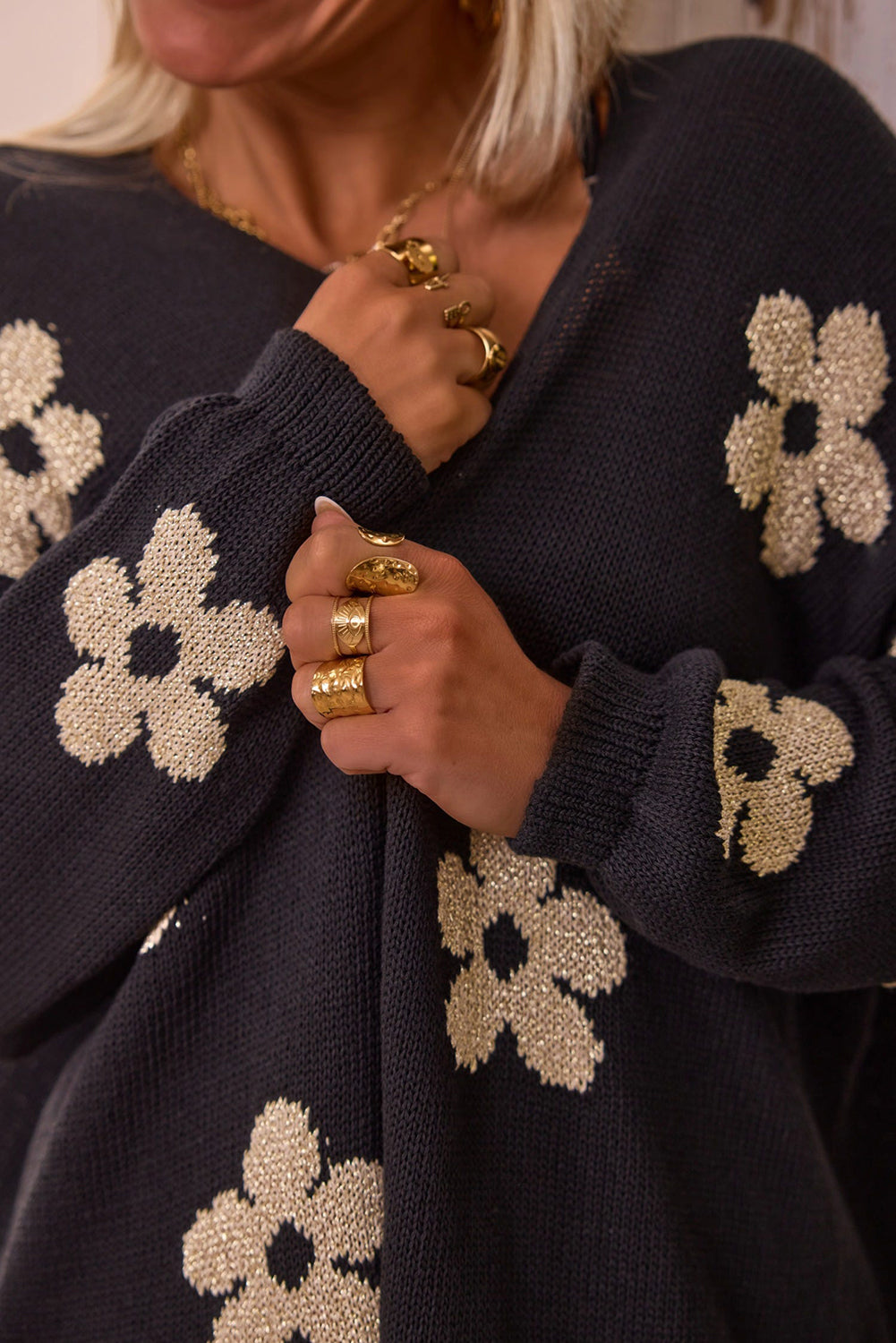 Cardigan ample tricoté noir à imprimé floral, ouvert sur le devant