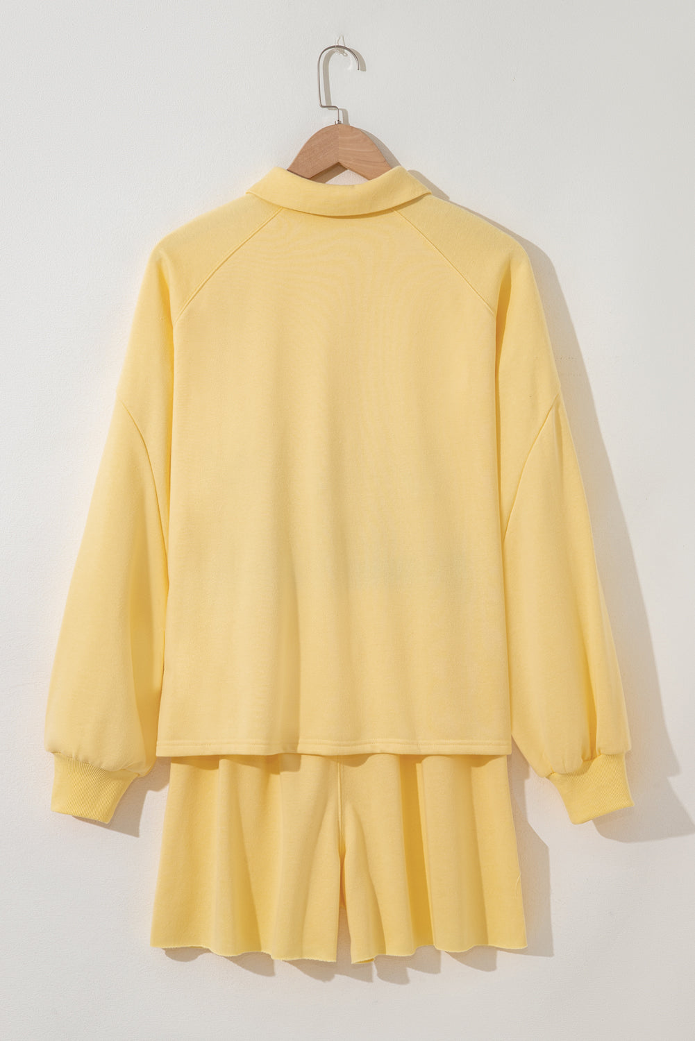 Pulloir à épaule à collier de bouton de crème jaune et shorts 2pcs tenue