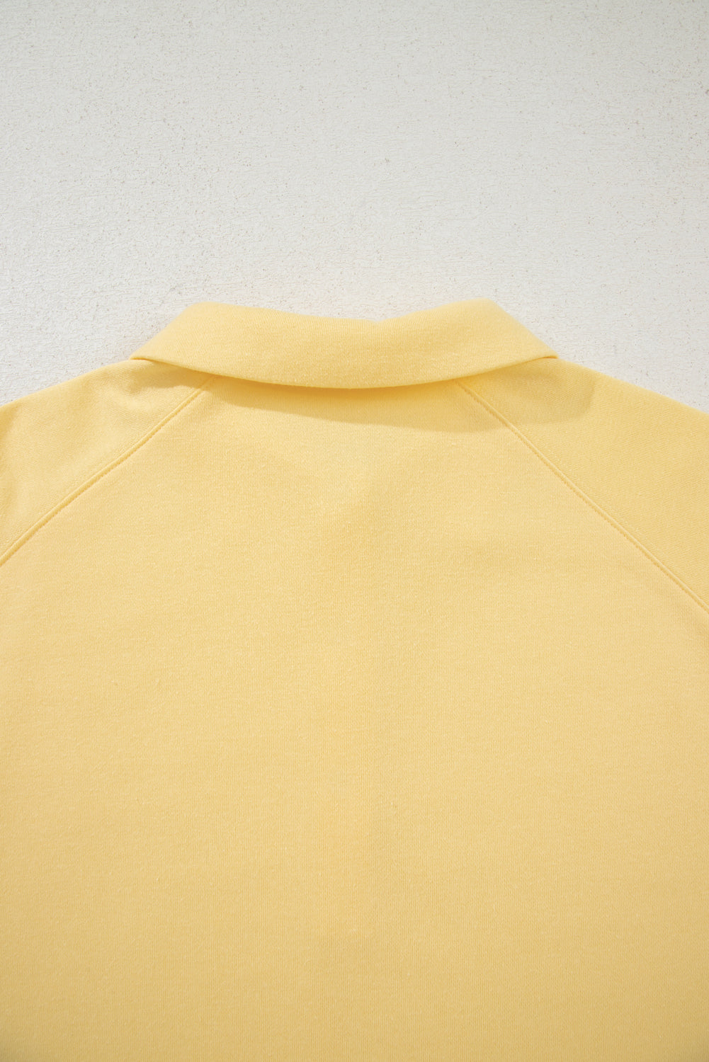 Pulloir à épaule à collier de bouton de crème jaune et shorts 2pcs tenue