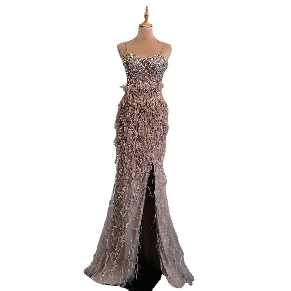 Robe de soirée à bretelles et plumes
