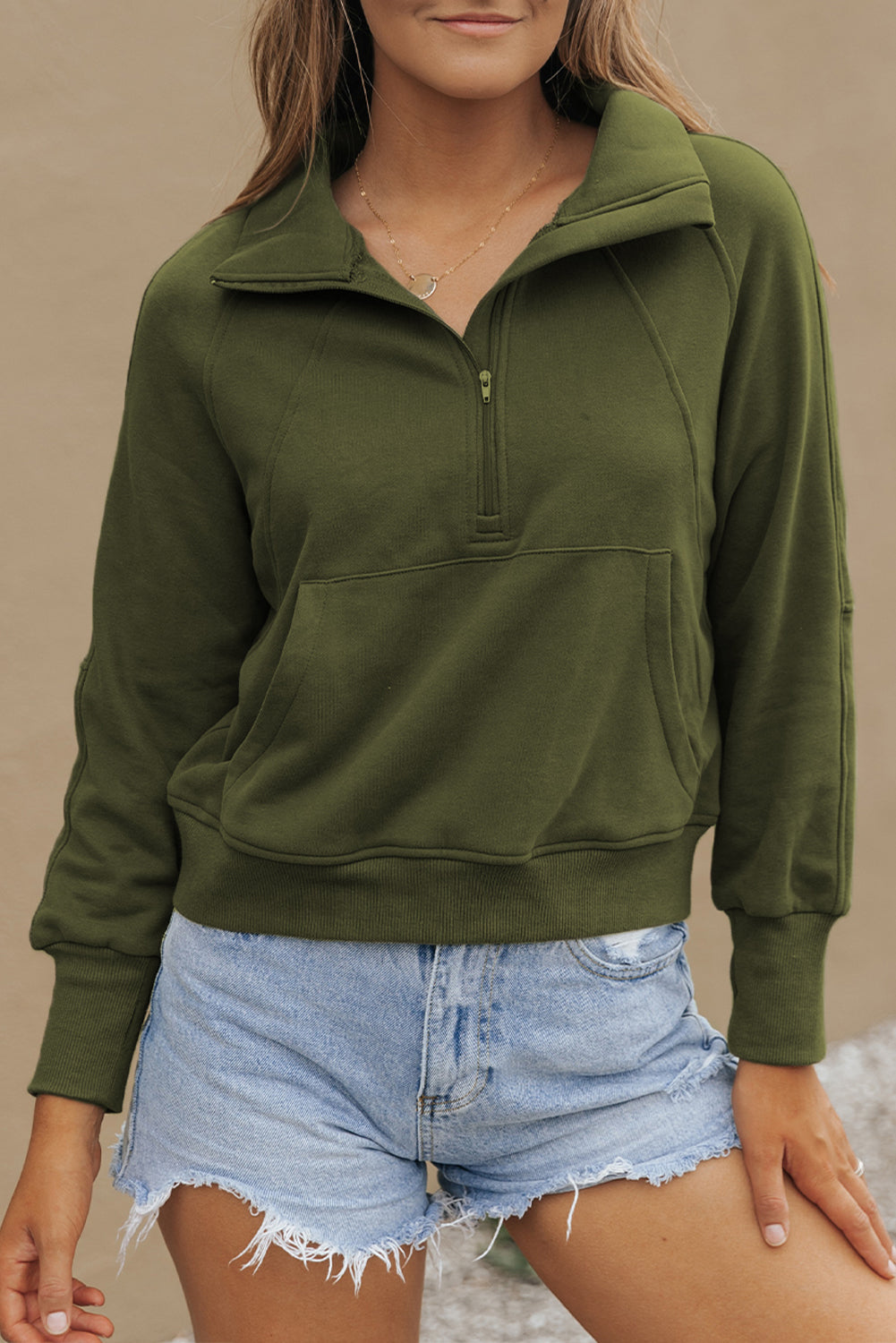 Sweat-shirt vert à manches avec trou pour les pouces et col montant zippé doublé en polaire