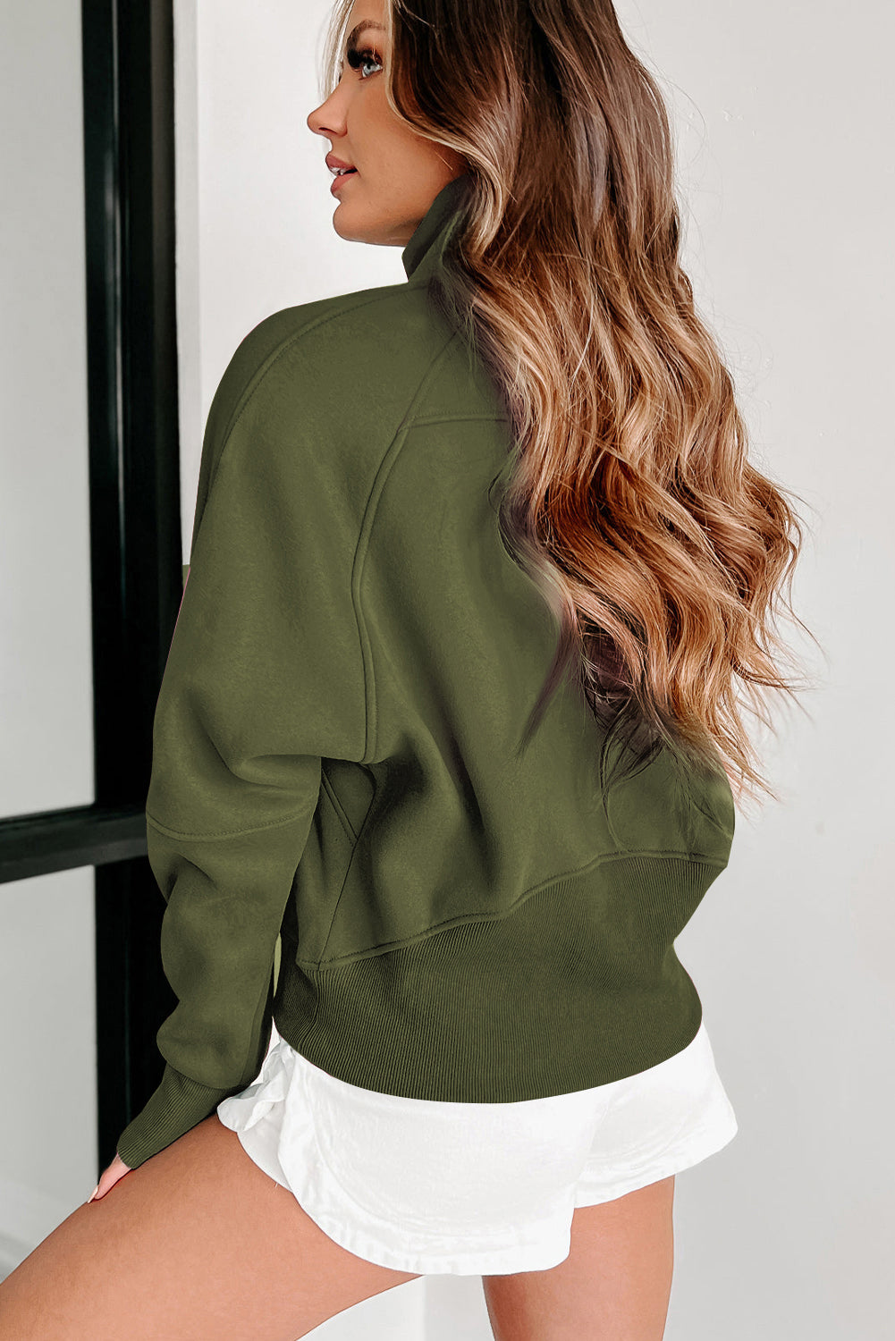 Sweat-shirt vert à manches avec trou pour les pouces et col montant zippé doublé en polaire