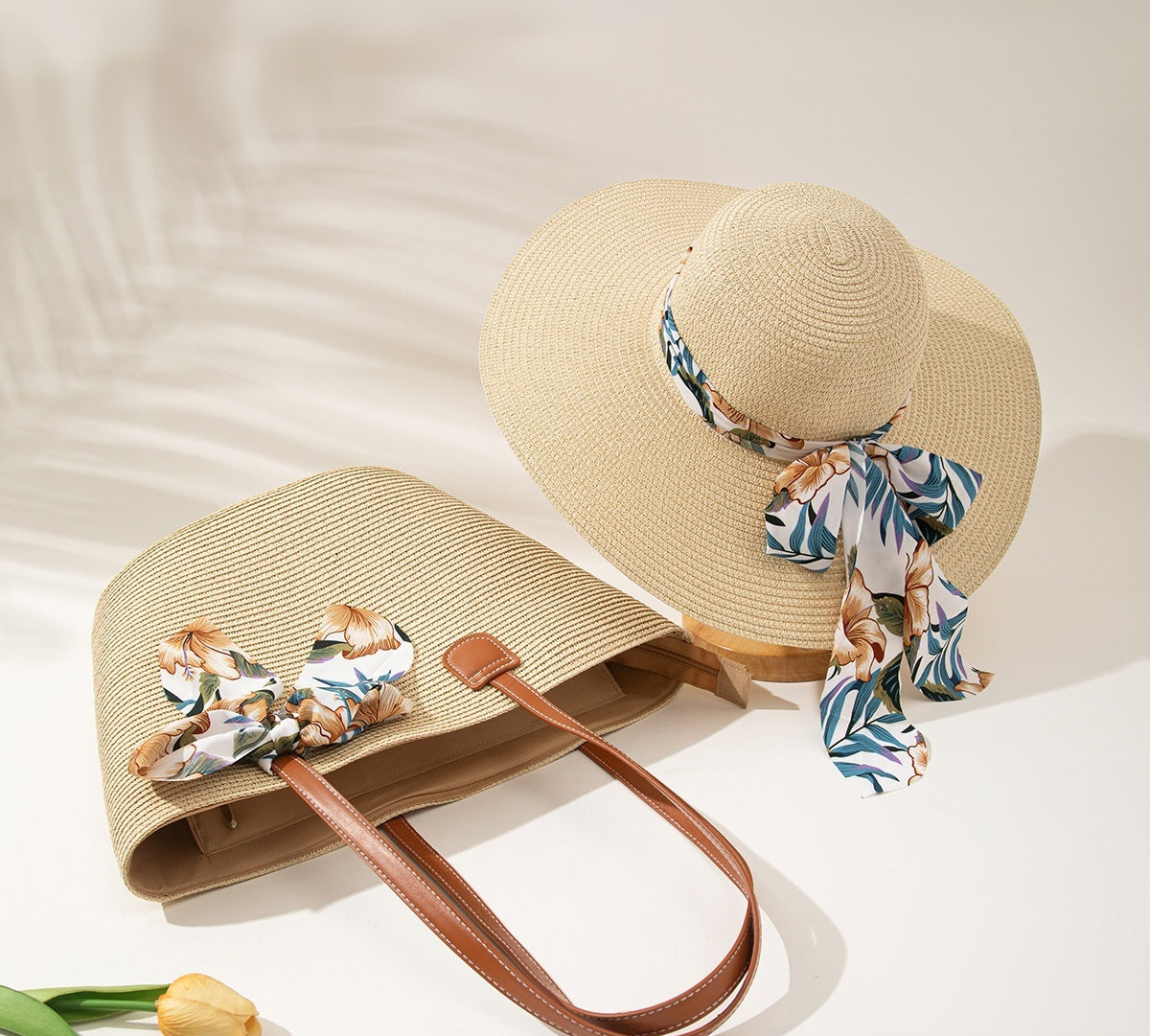 Ensemble de sacs et chapeau de paille pour vacances en bord de mer