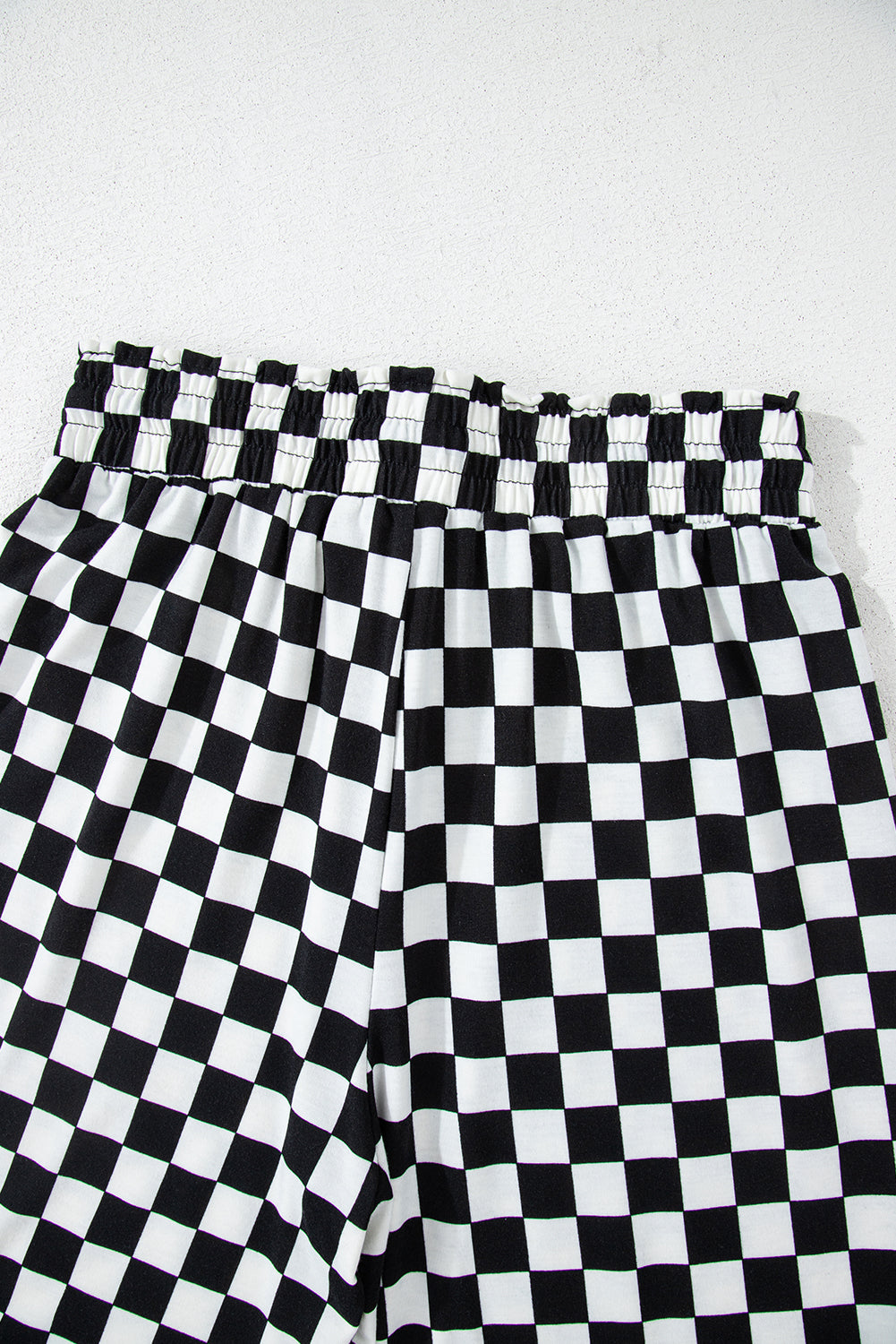 Ensemble de salon noir avec haut à manches longues et pantalon à carreaux