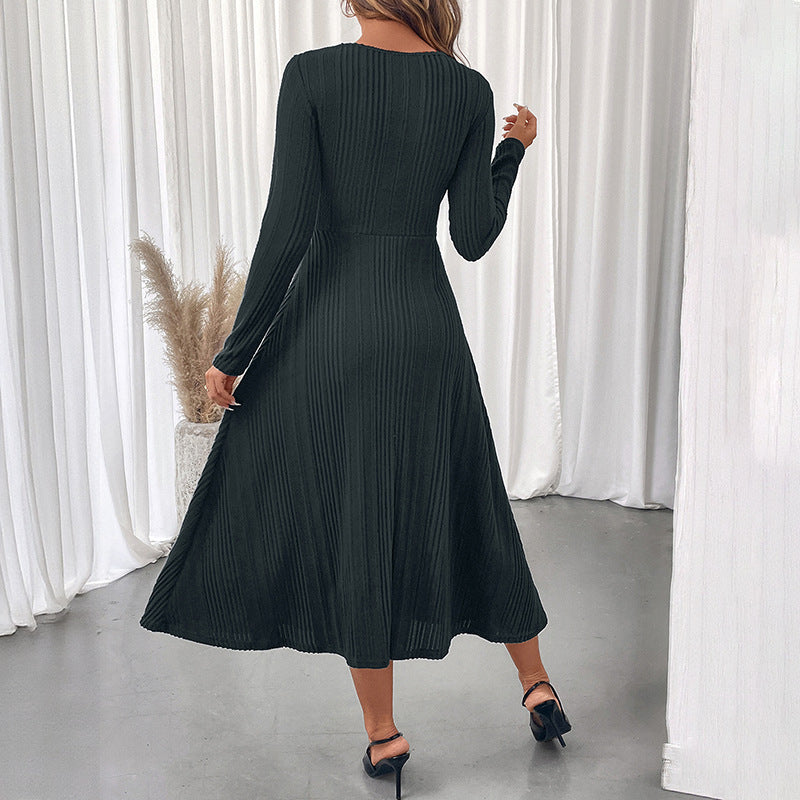 Robe élégante et sexy à col rond et découpes, coupe ajustée