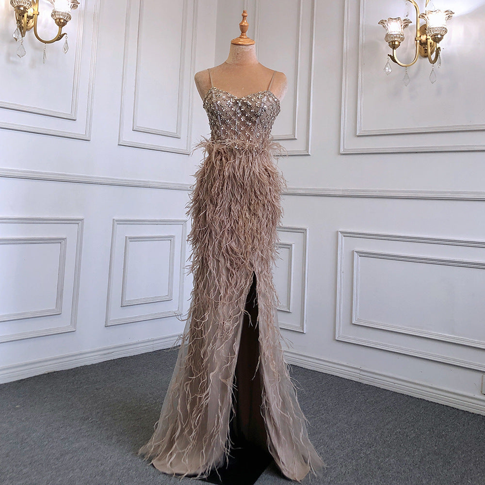 Robe de soirée à bretelles et plumes