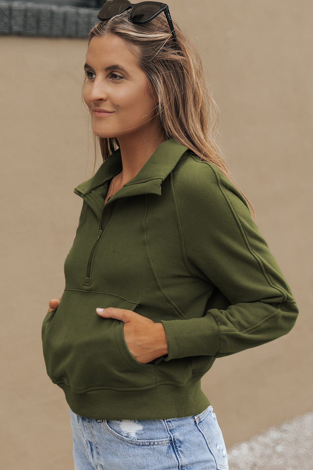 Sweat-shirt vert à manches avec trou pour les pouces et col montant zippé doublé en polaire