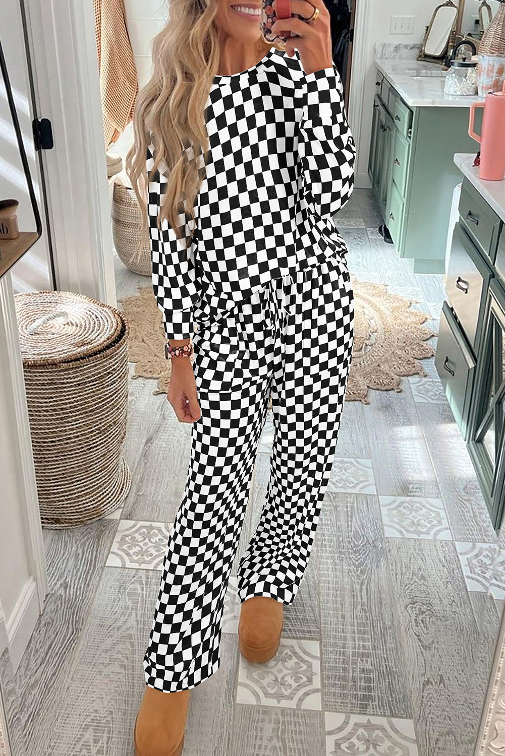 Ensemble de salon noir avec haut à manches longues et pantalon à carreaux