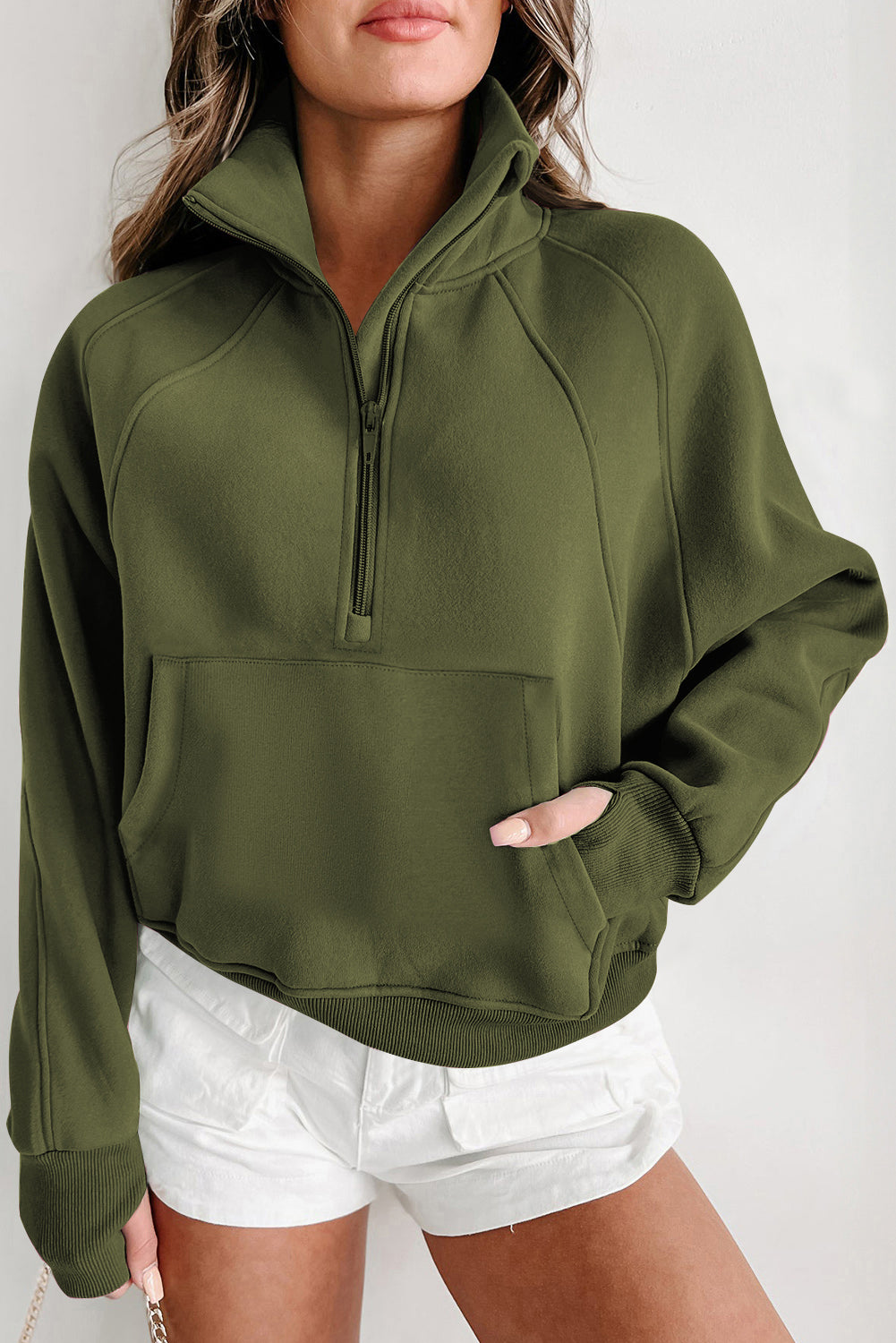 Sweat-shirt vert à manches avec trou pour les pouces et col montant zippé doublé en polaire