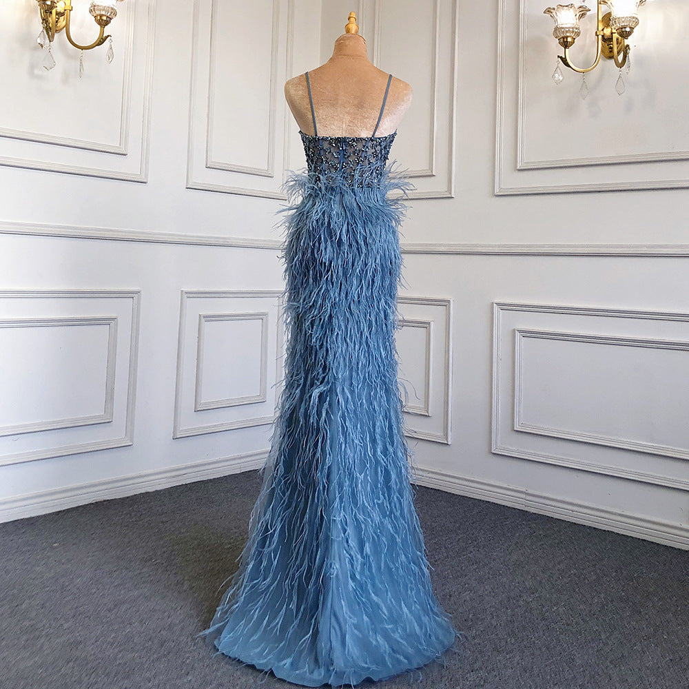 Robe de soirée à bretelles et plumes