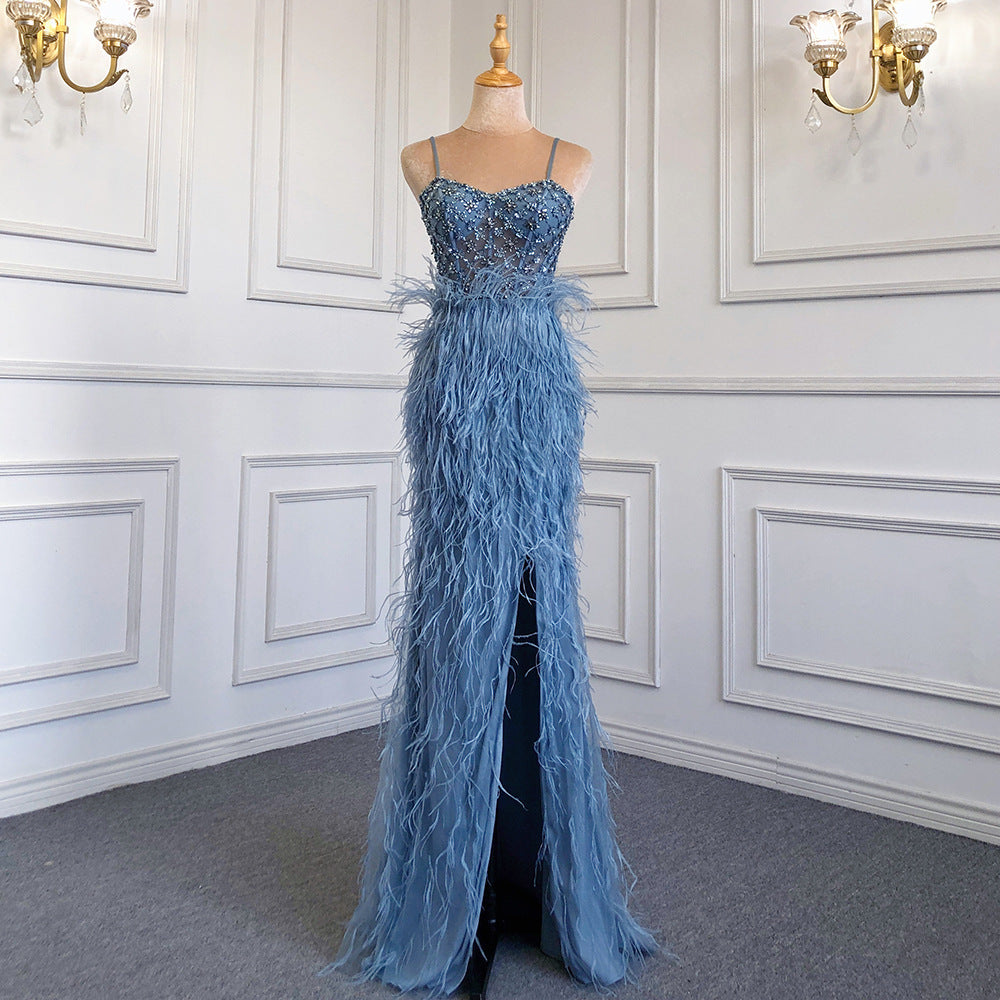 Robe de soirée à bretelles et plumes