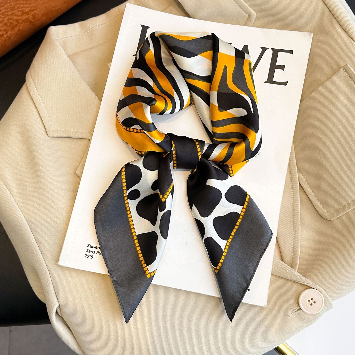 Serviette carrée fine en satin pour femme