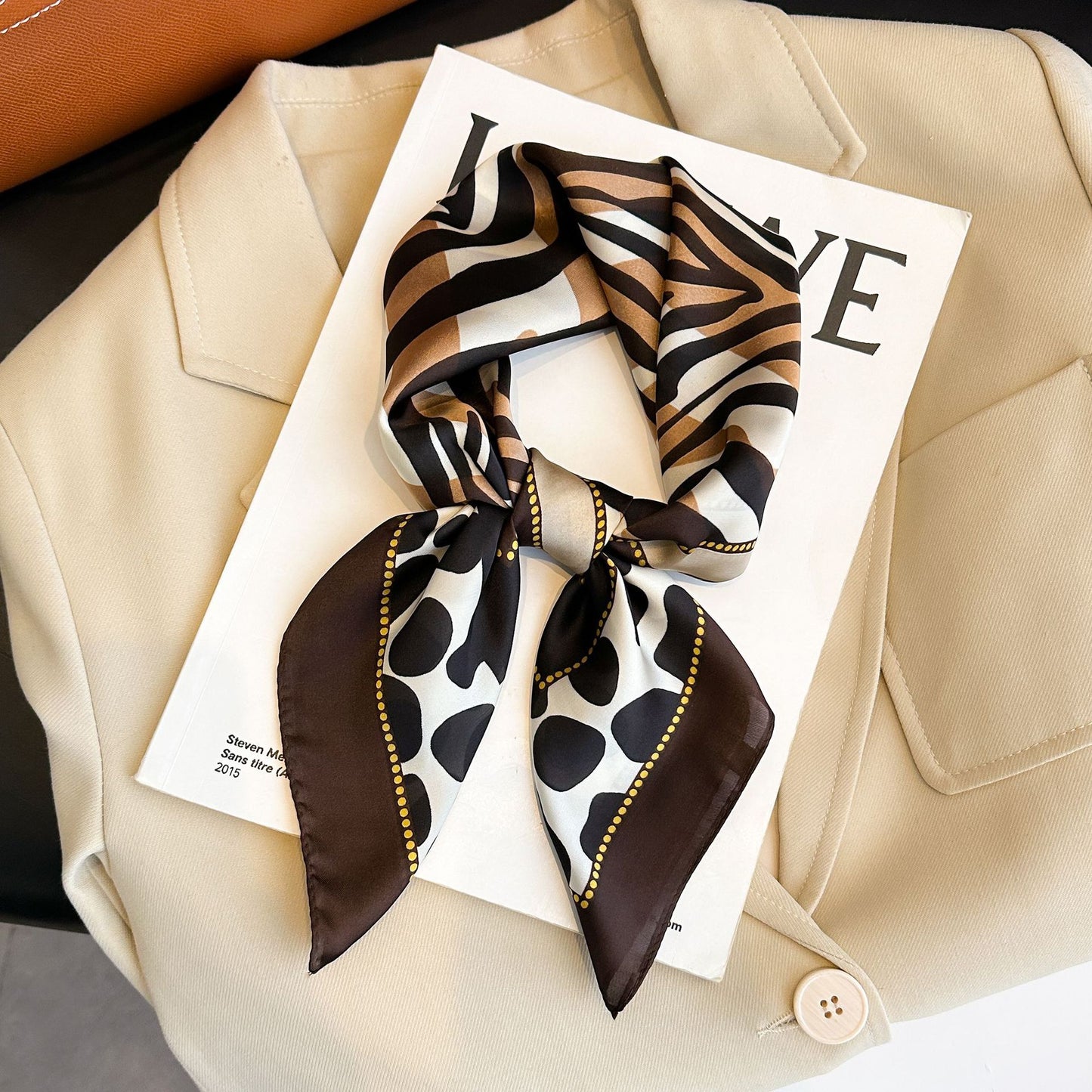 Serviette carrée fine en satin pour femme