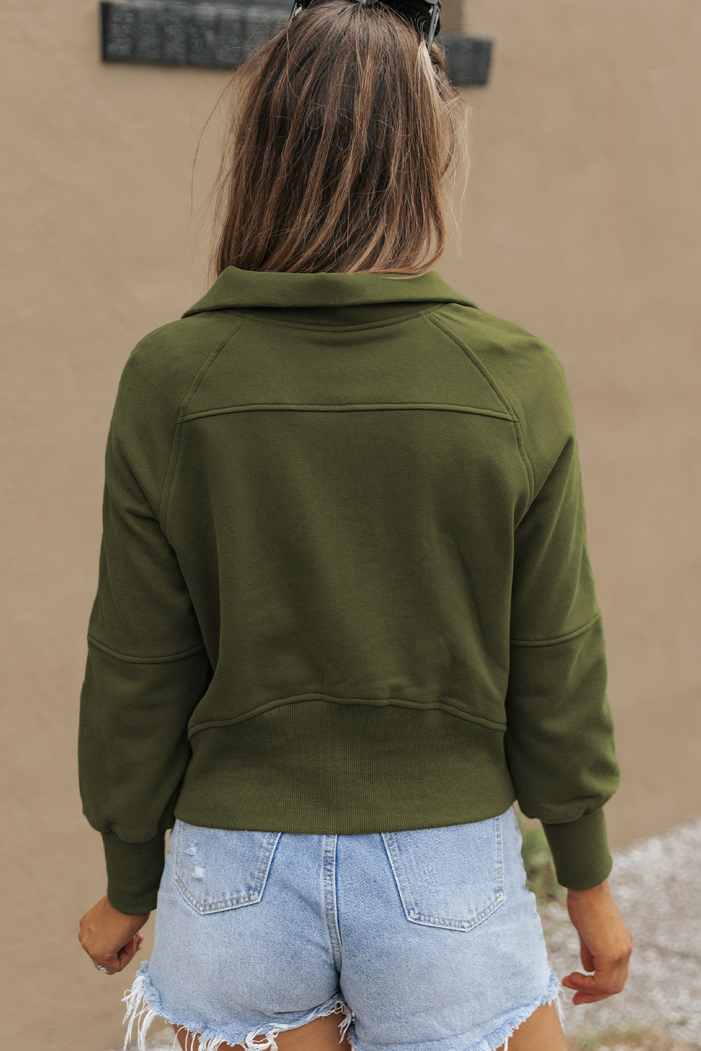 Sweat-shirt vert à manches avec trou pour les pouces et col montant zippé doublé en polaire