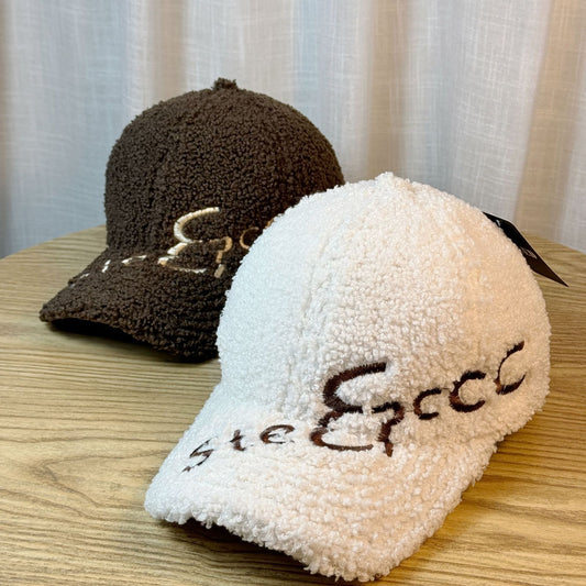 Casquette à visière en fourrure d'agneau chaude pour l'extérieur avec petites lettres brodées