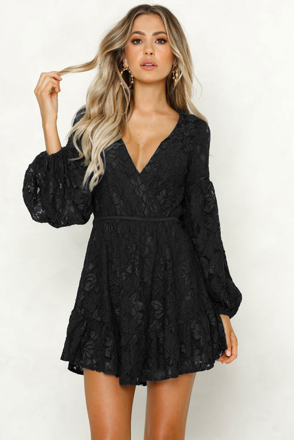 Robe en dentelle dos nu à col en V et manches lanternes