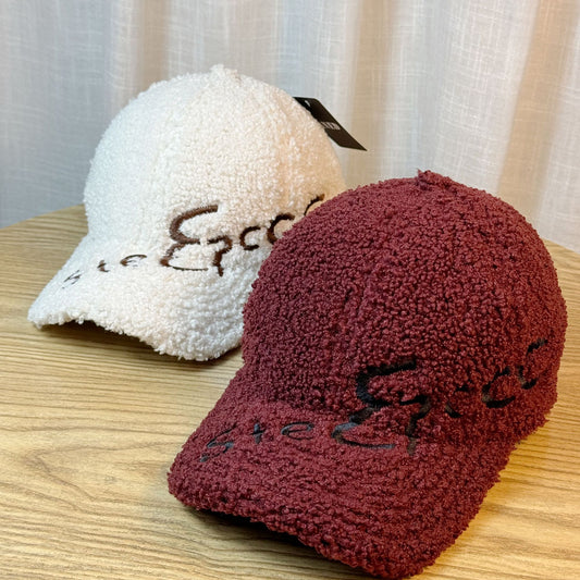 Casquette à visière en fourrure d'agneau chaude pour l'extérieur avec petites lettres brodées