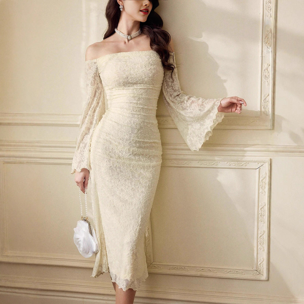 Robe longue ajustée à col rond et manches cloche en dentelle
